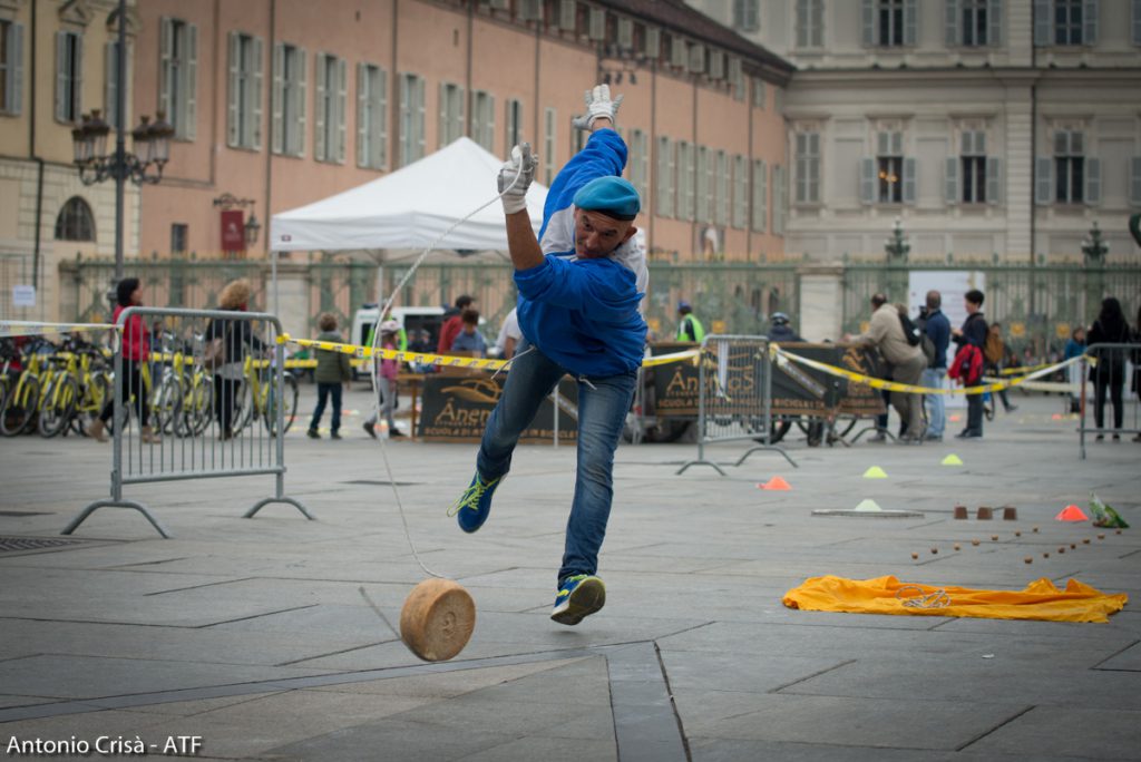 Questa immagine ha l'attributo alt vuoto; il nome del file è lancio-del-formaggio-1024x684.jpg